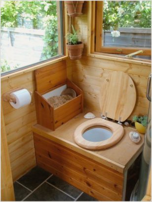 Copeaux de bois travaux : toilettes sèches. 